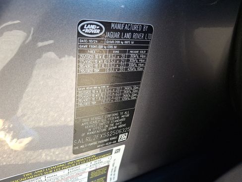 Used 2025 Land Rover Discovery Dynamic SE image 26