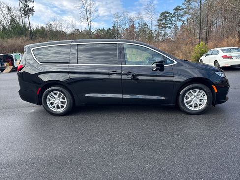 New 2026 Chrysler Pacifica Select FWD image 4