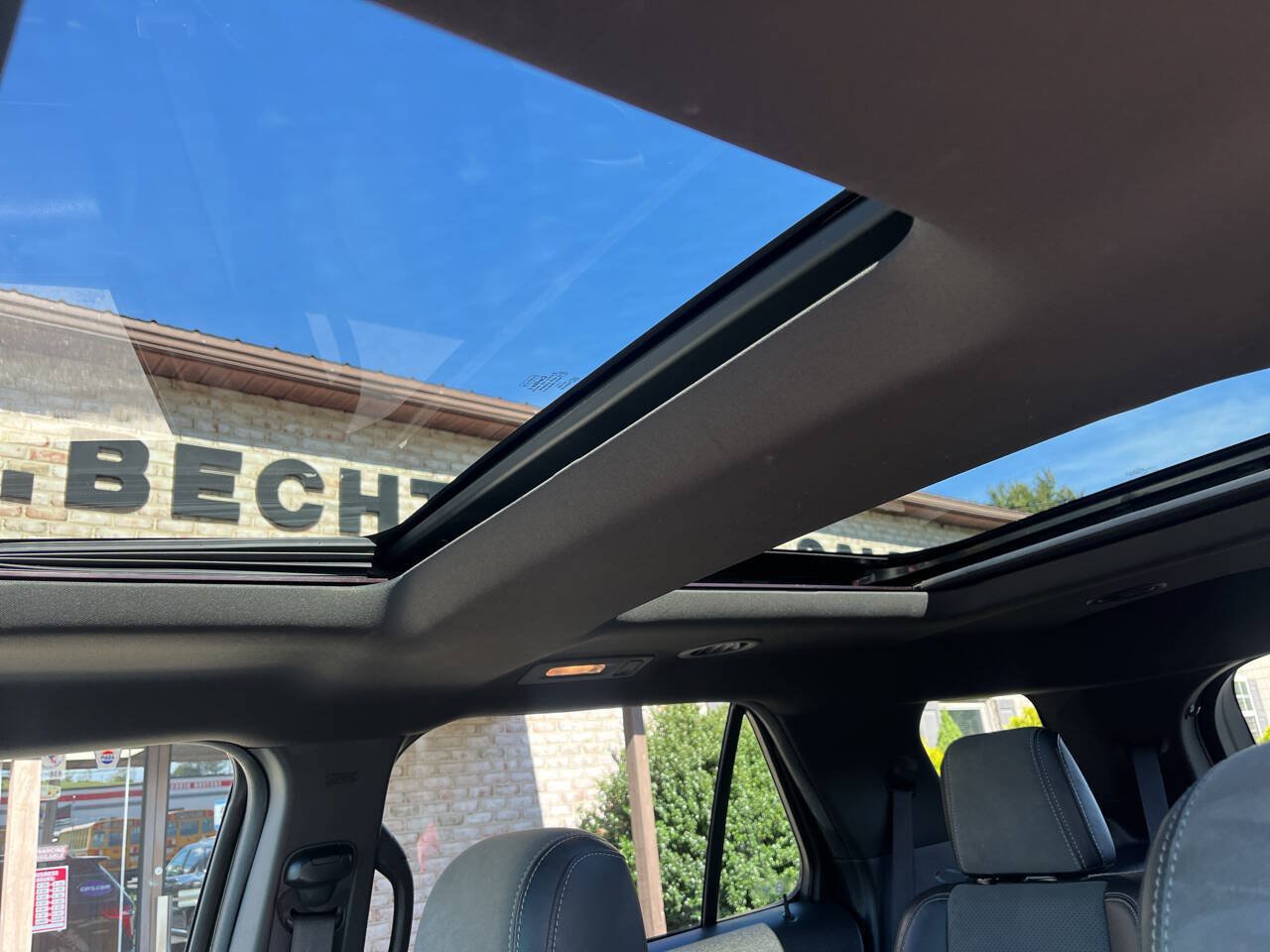 Used 2015 Ford Explorer XLT w/ Equipment Group 202B AWD/4WD image 29
