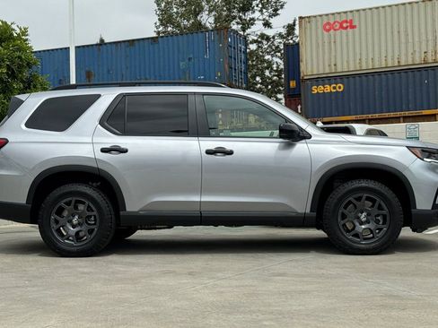 Certified 2025 Honda Pilot TrailSport image 6