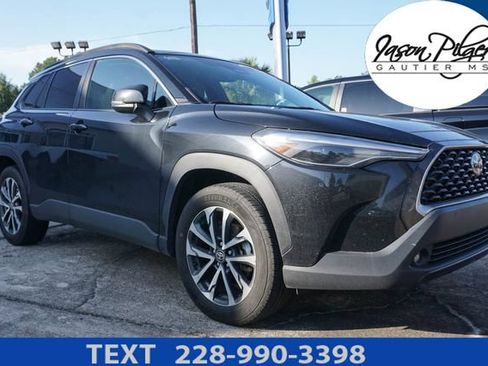 Used 2025 Toyota Corolla Cross XLE FWD image 1