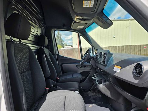 Used 2024 Mercedes-Benz Sprinter 2500 image 11