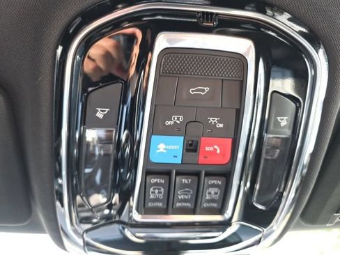 Used 2023 Jeep Grand Cherokee Overland w/ Luxury Tech Group IV AWD/4WD image 17