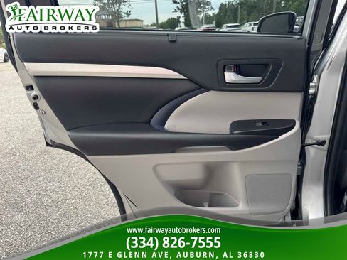 Used 2019 Toyota Highlander XLE FWD image 31