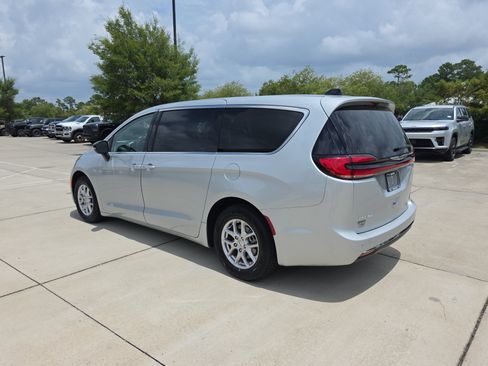 Used 2024 Chrysler Pacifica Touring-L FWD image 7