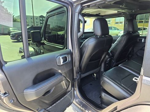 Used 2022 Jeep Wrangler Unlimited Sahara AWD/4WD image 14