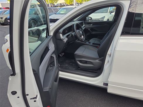 New 2025 Volkswagen Tiguan SE R-Line image 9