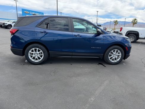 Used 2023 Chevrolet Equinox LS w/ LS Convenience Package FWD image 2