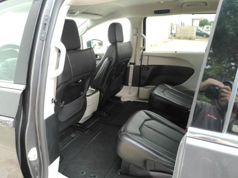Used 2023 Chrysler Pacifica Touring-L FWD image 18