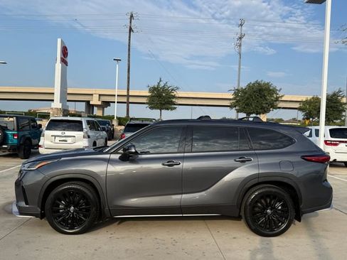 Used 2023 Toyota Highlander XSE FWD image 8