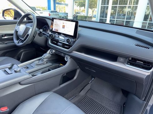 Used 2025 Toyota Grand Highlander AWD image 18