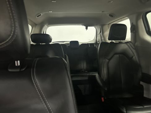 Used 2024 Chrysler Pacifica Touring-L image 35
