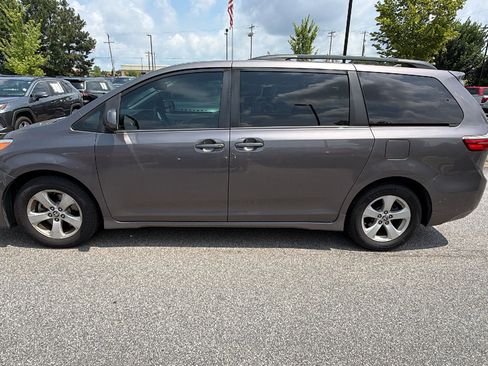 Used 2020 Toyota Sienna LE FWD image 11