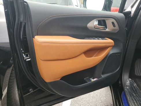 New 2026 Chrysler Pacifica Pinnacle w/ Trailer Tow Group image 10