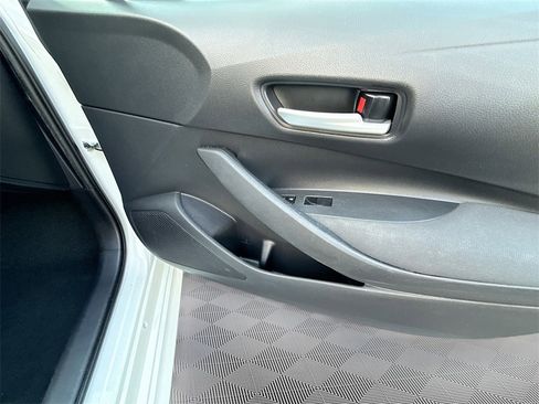 Used 2021 Toyota Corolla LE image 32