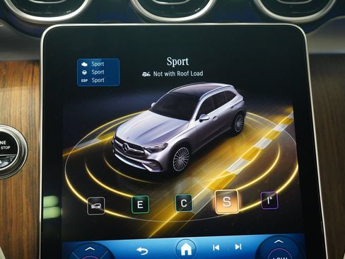 Used 2024 Mercedes-Benz GLC 300 4MATIC image 22