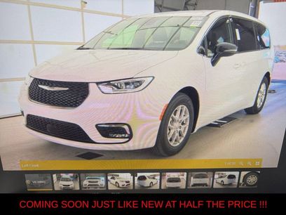 Used 2025 Chrysler Pacifica Select