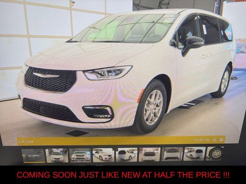 Used 2025 Chrysler Pacifica Select FWD image 1