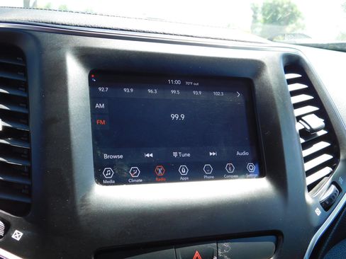 Used 2020 Jeep Cherokee Latitude FWD image 16