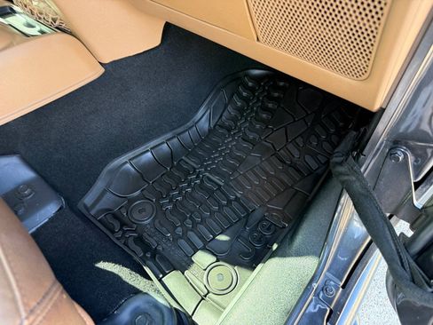 Used 2018 Jeep Wrangler Unlimited Rubicon w/ Connectivity Group AWD/4WD image 21