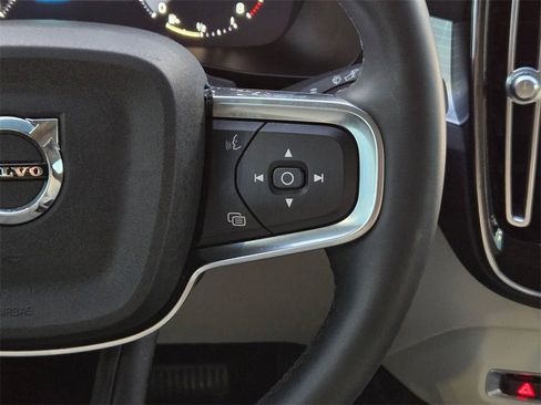Used 2022 Volvo XC40 T5 Momentum w/ Premium Package image 22