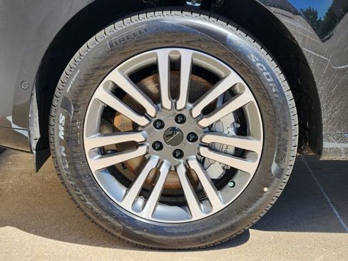 New 2026 Land Rover Range Rover SE image 7