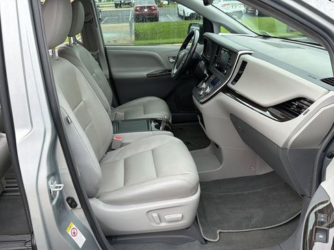 Used 2019 Toyota Sienna XLE Premium FWD image 13