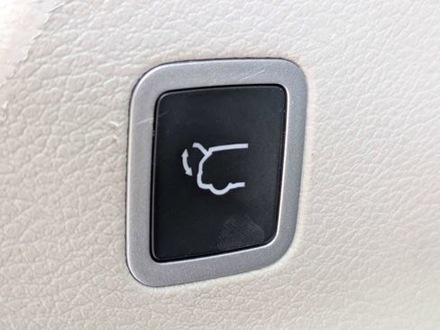 Used 2023 Chrysler Pacifica Touring-L FWD image 13