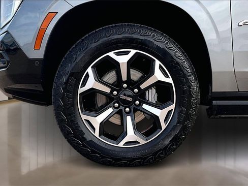 Used 2025 GMC Yukon XL AT4 w/ AT4 Premium Package image 8