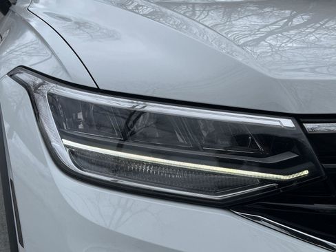 Used 2022 Volkswagen Tiguan SE R-Line image 21