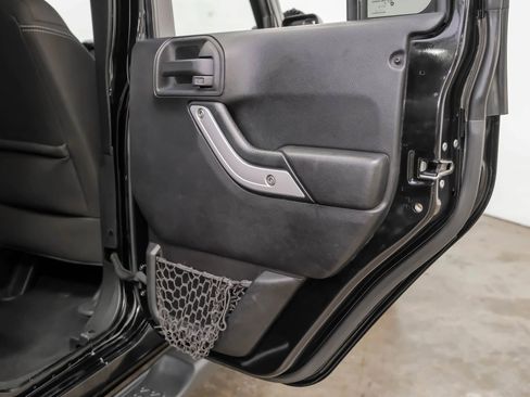 Used 2014 Jeep Wrangler Unlimited Sahara image 37