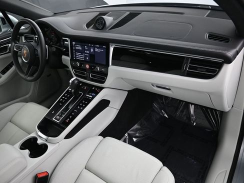 Certified 2025 Porsche Macan image 33