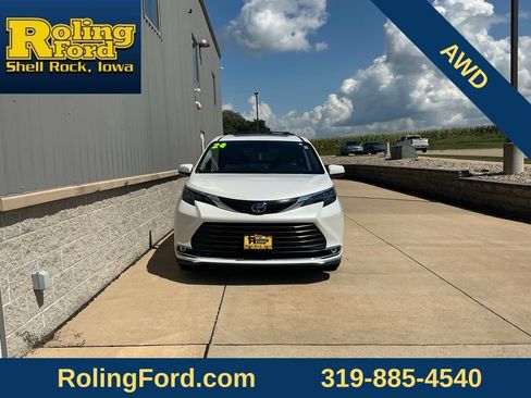 Used 2024 Toyota Sienna XLE w/ XLE Plus Package AWD/4WD image 4