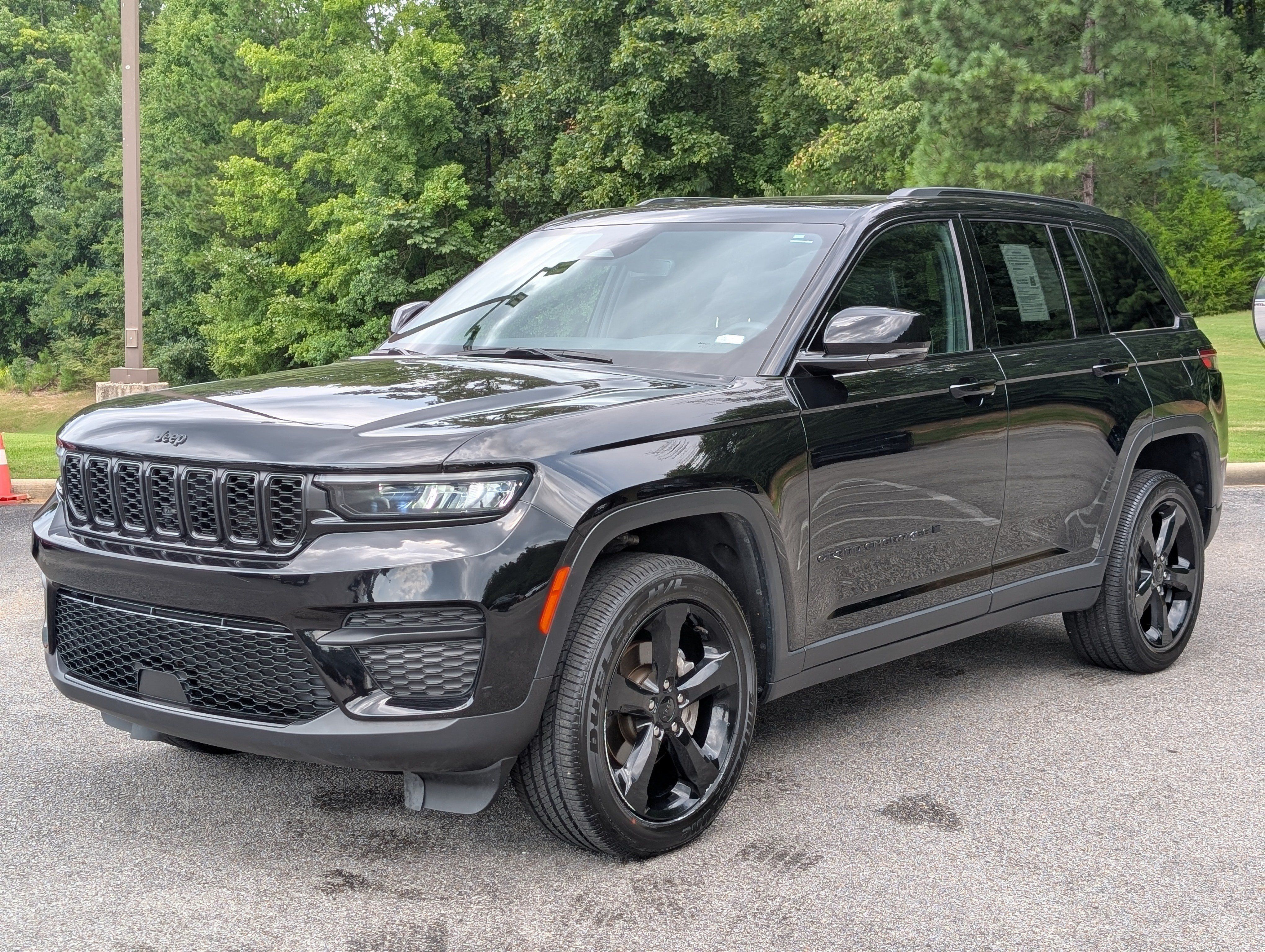 Used 2024 Jeep Grand Cherokee Altitude AWD/4WD image 5