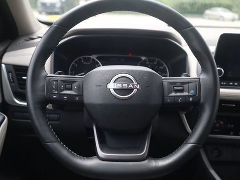 Used 2025 Nissan Rogue SV FWD image 12