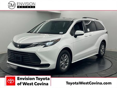 Used 2026 Toyota Sienna LE FWD image 1