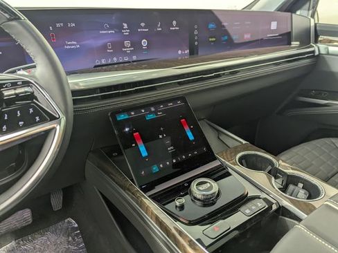 Used 2025 Cadillac Escalade Premium Luxury Platinum image 13