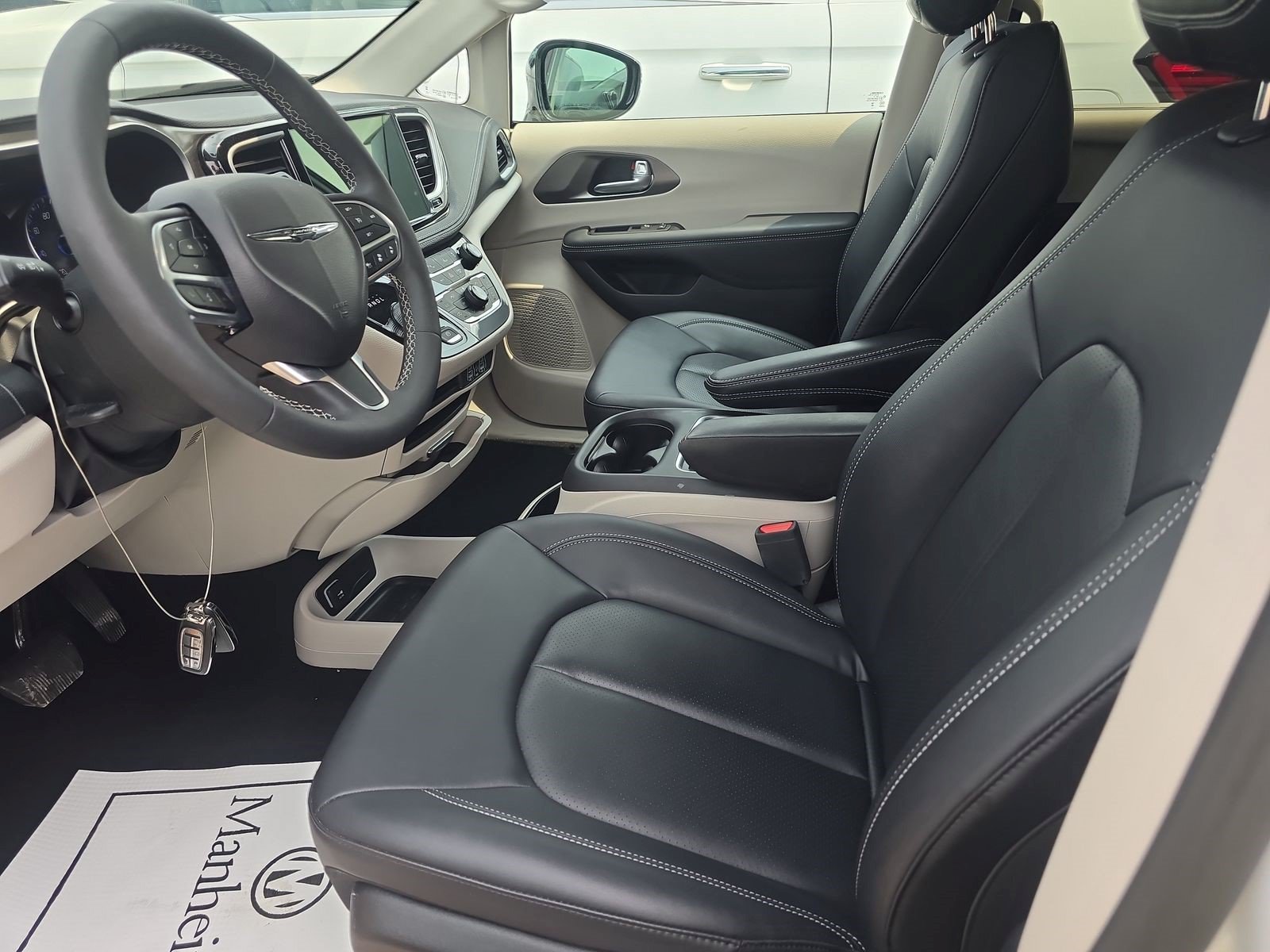 Used 2024 Chrysler Pacifica Touring-L w/ Road Tripper Package FWD image 7