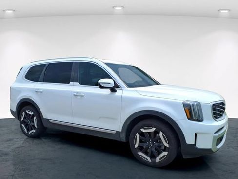 Used 2025 Kia Telluride S FWD image 3