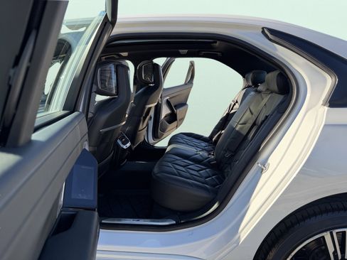 Used 2023 BMW 740i image 19