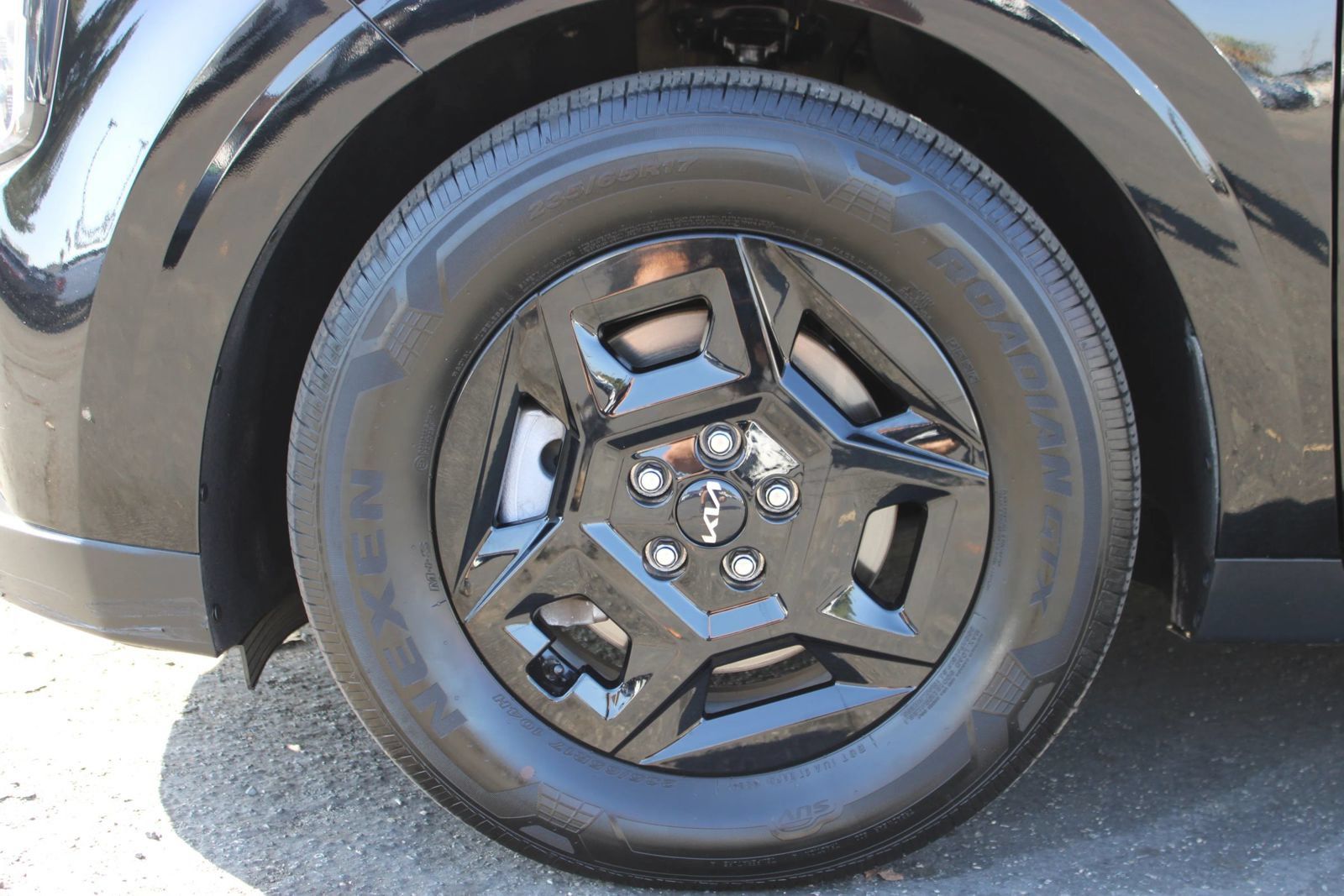 Used 2025 Kia Carnival FWD image 34