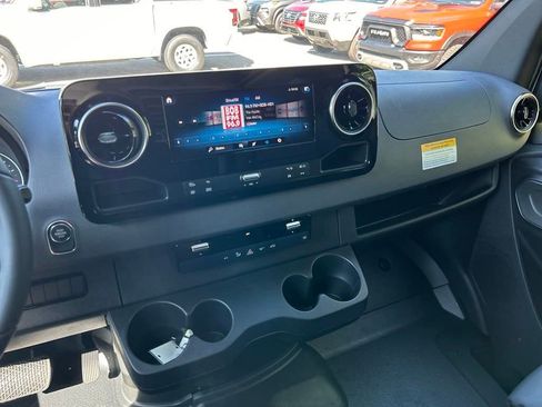 Used 2024 Mercedes-Benz Sprinter 2500 image 17
