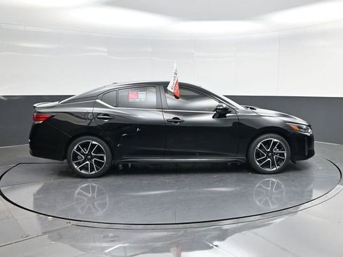 Used 2025 Nissan Sentra SR w/ SR Premium Package image 2