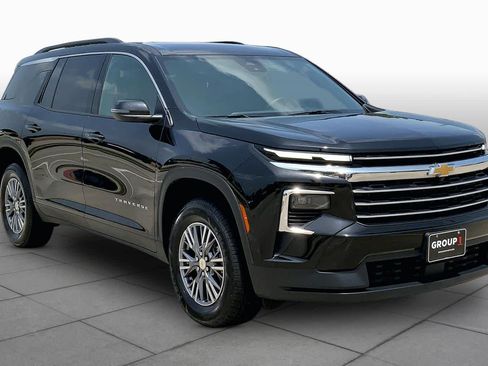 Used 2025 Chevrolet Traverse LT FWD image 3