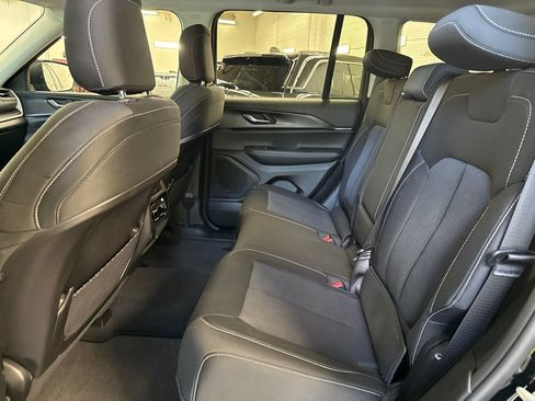 Used 2023 Jeep Grand Cherokee Laredo AWD/4WD image 13