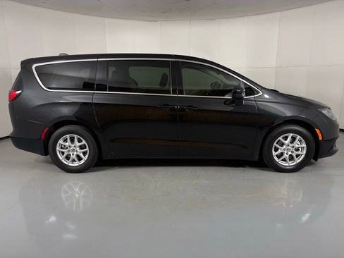Used 2023 Chrysler Voyager LX image 11