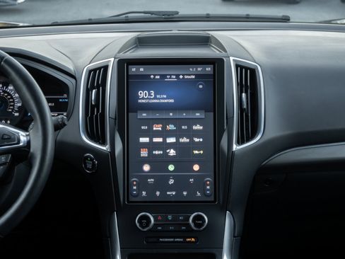 Used 2024 Ford Edge Titanium image 25