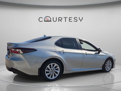 Used 2022 Toyota Camry LE image 6