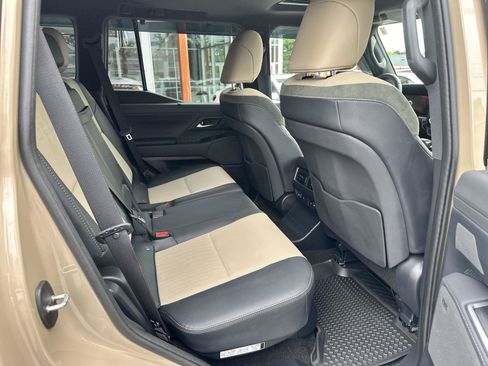 Used 2025 Lexus GX 550 AWD/4WD image 11