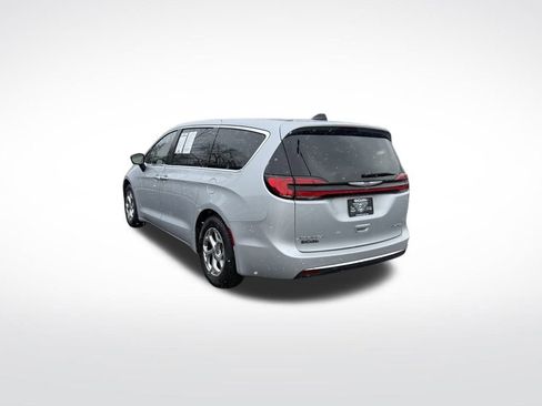 Used 2024 Chrysler Pacifica Limited image 5